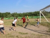 Мальчишки играют в футбол